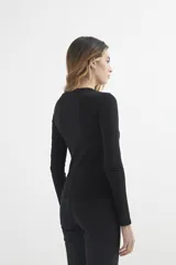 Remera gris oscura de manga larga y cuello redondo, corte ajustado.