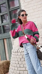 Sweater de hilo de algodón con diseño de rayas horizontales en tonos marrón y rosado, cuello polo con botones y bordado frontal con el texto "Sierra Mora".