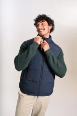 Chaleco tipo puffer color azul marino, con cierre frontal completo, cuello alto y logo bordado en el pecho.