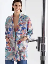 Kimono largo con estampado floral en tonos celeste, azul, naranja y rojo.