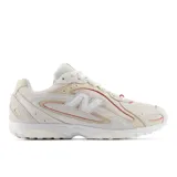 Championes New Balance modelo 204, de diseño chunky en tonos blanco, beige y detalles en rojo. Presentan superposiciones de gamuza y malla, con el logo "N" característico en el lateral y suela de goma.