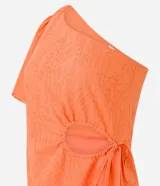 Vestido corto color naranja con textura geométrica, escote asimétrico con un hombro descubierto, manga corta abullonada y recorte en la cintura con lazo ajustable.
