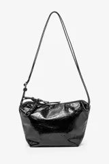 Bandolera de diseño compacto en color negro con acabado efecto cuero arrugado. Cuenta con cierre superior, correa larga ajustable y detalle de nudo decorativo en uno de los laterales.