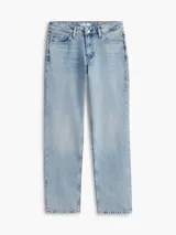 Jeans de mezclilla de corte recto con diseño clásico de cinco bolsillos, cierre de cremallera y botón, y detalles distintivos de la marca.