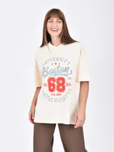 Remera de manga corta color crema, con cuello en V y estampado frontal de estilo universitario con texto "UNIVERSITY Boston 68 MASSACHUSETTS".