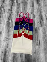 Top de crepe y lurex con aro metálico en el centro y tirantes finos.