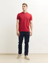 Remera blanca de algodón con cuello mao y media botonadura.