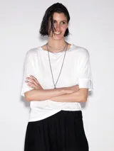 Remera blanca de corte recto con terminación en razo.