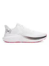 Championes de running Under Armour modelo Charged Rogue 5, color blanco con detalles en negro y suela roja. Presentan una parte superior de malla técnica transpirable, entresuela Charged Cushioning para mayor amortiguación y suela de goma resistente.