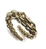 Pulsera dorada rígida, con diseño de eslabones entrelazados y abertura en la parte inferior para ajustar al tamaño de la muñeca.