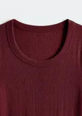 Camiseta de manga larga con cuello redondo, confeccionada en tejido acanalado de textura suave y elástica.