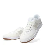 Championes urbanos New Balance de diseño minimalista, color blanco con detalles en tono crema. Presentan el logo N característico en el lateral, suela blanca con base de goma color caramelo y cierre mediante cordones.
