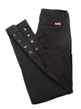 Pantalón de montar negro tableado, de corte ajustado y tiro alto, con detalles de botones en el tobillo.