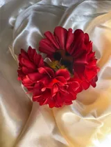 Pinza para el pelo con flores rojas de tela.