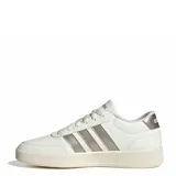 Championes Adidas Breaknet 3.0 de estilo urbano inspirado en el tenis, con capellada sintética blanca y las icónicas tres tiras laterales en color gris. Presenta suela de goma en tono crema y cierre mediante cordones.