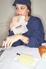 Aros tipo argolla grandes, plateados, de acero quirúrgico hipoalergénico.