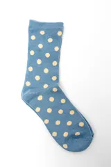 Pack de tres pares de medias crew con diferentes estampados: lunares blancos sobre fondo celeste, corazones negros sobre fondo beige y estrellas blancas sobre fondo negro.