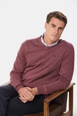 Buzo tejido de algodón con cuello en V, de diseño clásico y liviano, ideal para media estación.