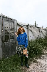 Buzo de lana merino tejido a mano, color azul vibrante, con diseño de ochos tradicionales intervenidos con hilos en contraste que recorren la prenda. Presenta cuello redondo y corte a la cintura.