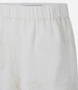 Short de cambraia color blanco, de cintura alta con elástico y bordados en la parte delantera. Tiene forro interior.
