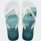 Ojotas Havaianas con base blanca y celeste con estampado de olas. Tiras blancas con diseño en relieve y logo de la marca.