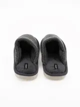 Pantuflas abiertas de hombre color gris, con textura exterior tramada, interior afelpado y suela de goma.