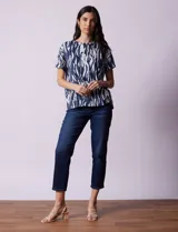 Remera de algodón estampada marca Cupio, de cuello redondo y manga corta.