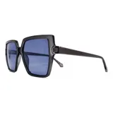 Lentes de sol Prune modelo Clara, de armazón grueso y forma cuadrada/rectangular, color negro. Los cristales son de tono azul oscuro.
