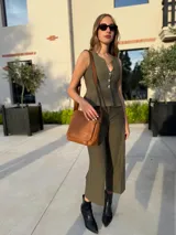 Bandolera de diseño simple con tapa frontal, confeccionada en material símil cuero. Cuenta con correa ajustable, división interna y bolsillos internos para mayor organización.