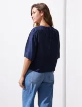 Blusa blanca de lyocell con escote en V y mangas cortas.