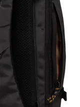 Mochila Cat modelo Travel Backpack color negro, confeccionada en poliéster reciclado, con compartimento principal grande, bolsillo para portátil con acceso desde el panel trasero, cremalleras impermeables y detalles de la marca.