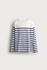 Remera de manga larga de corte relaxed fit, con diseño a rayas horizontales azul marino sobre base blanca y cuello redondo.