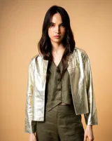 Chaqueta corta plateada de cuero sintético, corte recto y estilo Chanel. Sin forro.