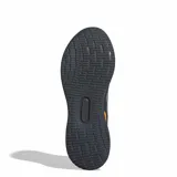 Championes de running Adidas Runfalcon 5, de color gris con las clásicas tres tiras en los laterales en tono gris claro y detalles en color naranja brillante en la lengüeta y el talón. Cuentan con capellada de malla transpirable, cordones al tono y entresuela Cloudfoam para mayor amortiguación.