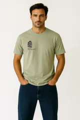 Remera de algodón color verde oliva, con cuello redondo y estampa gráfica pequeña en el pecho.