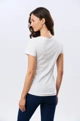 Remera beige de manga corta con cuello redondo, confeccionada en algodón con un diseño delantero que combina estampa floral y detalles bordados.