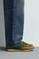 Zapatillas deportivas de estilo retro con cordones. Parte superior fabricada en combinación de piezas con detalles en piel con acabado serraje. Suela con detalle en contraste de color. Color marrón y verde.