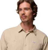 Camisa de aventura Columbia modelo Silver Ridge Utility, color beige, de manga larga con opción de arremangado, cuello clásico, bolsillos frontales con solapa y cierre de velcro, y tecnología de protección solar y absorción de humedad.