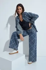 Top de manga larga color negro con escote en V y detalle de frunce central. Presenta un corte entallado que se adapta a la figura.