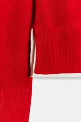 Jersey de punto verde militar con efecto doble, escote redondo y mangas largas con detalles en blanco en el cuello, puños y ruedo.
