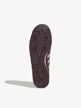 Zapatillas Adidas modelo SL 72, de diseño retro en color bordó con detalles en beige. Presentan una combinación de cuero y gamuza en el exterior, con las icónicas tres tiras laterales y una mediasuela de EVA que brinda amortiguación.