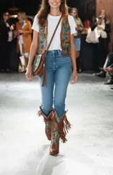 Botas tejanas de cuero color marrón terracota, con detalles pintados a mano en tonos turquesa y negro, diseño con flecos largos y puntera perfilada.