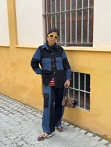 Pantalón cargo de jean y tela negra, con bolsillos laterales y corte holgado.