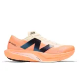 Championes de running New Balance FuelCell Rebel v4, color naranja y blanco, con logo "N" en azul y negro.