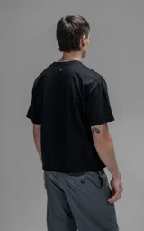 Remera de corte boxy, silueta amplia y recta, con cuello redondo y mangas cortas. Confeccionada en algodón premium, presenta un calce relajado y moderno.