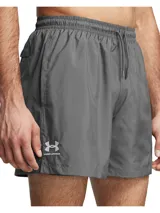 Short deportivo gris de Under Armour, confeccionado en tejido ligero de secado rápido. Presenta el logo de la marca en la pierna izquierda.