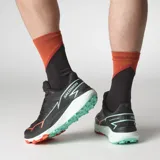 Championes de trail running Salomon Thundercross, color negro con suela verde menta y detalles en naranja. Cuentan con tacos agresivos de 5 mm, amortiguación dinámica y sistema de ajuste preciso.