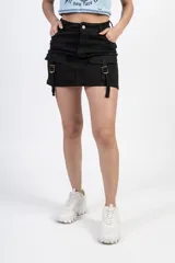 Minifalda negra de gabardina con bolsillos cargo laterales con solapa y hebillas decorativas.