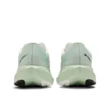 Championes de running New Balance FuelCell Rebel v4, color blanco con detalles en celeste y negro.