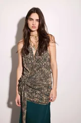 Vestido midi sin mangas, confeccionado en gasa con estampado floral en tonos marrones y verdosos. Presenta escote en V cruzado, drapeado frontal con nudo lateral y falda recta en color verde oscuro.